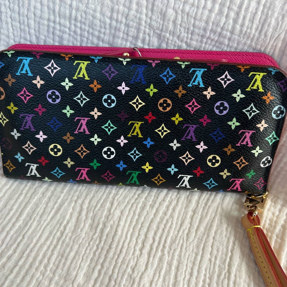 Beautiful Louis Vuitton muti colore insolite with wristlet